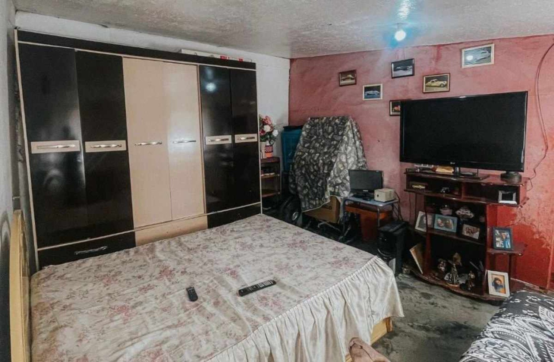 Quarto de uma casa contemplada pelo projeto antes de ser reformada. 