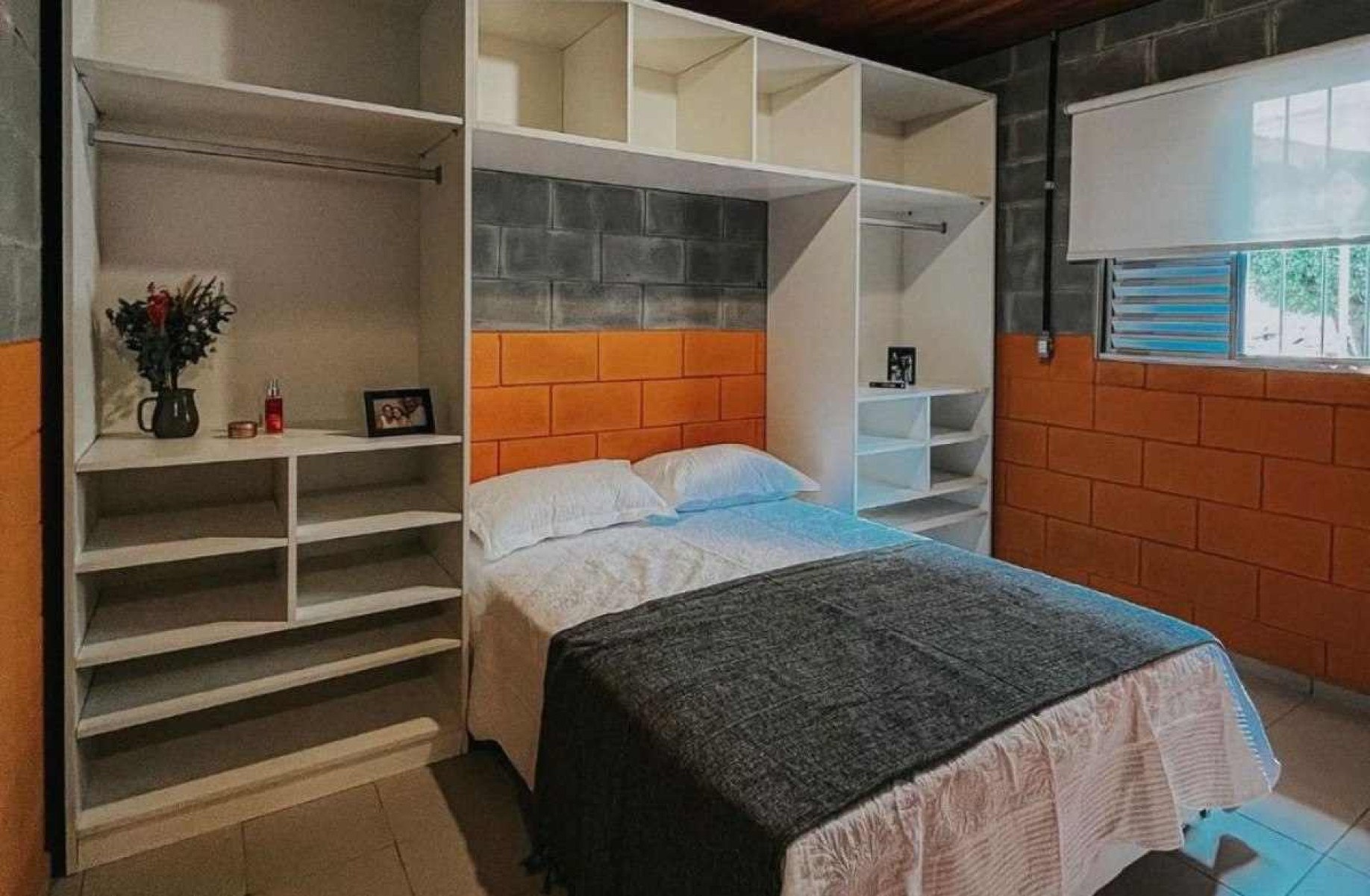 Quarto de uma casa contemplada pelo projeto após ser reformada. 