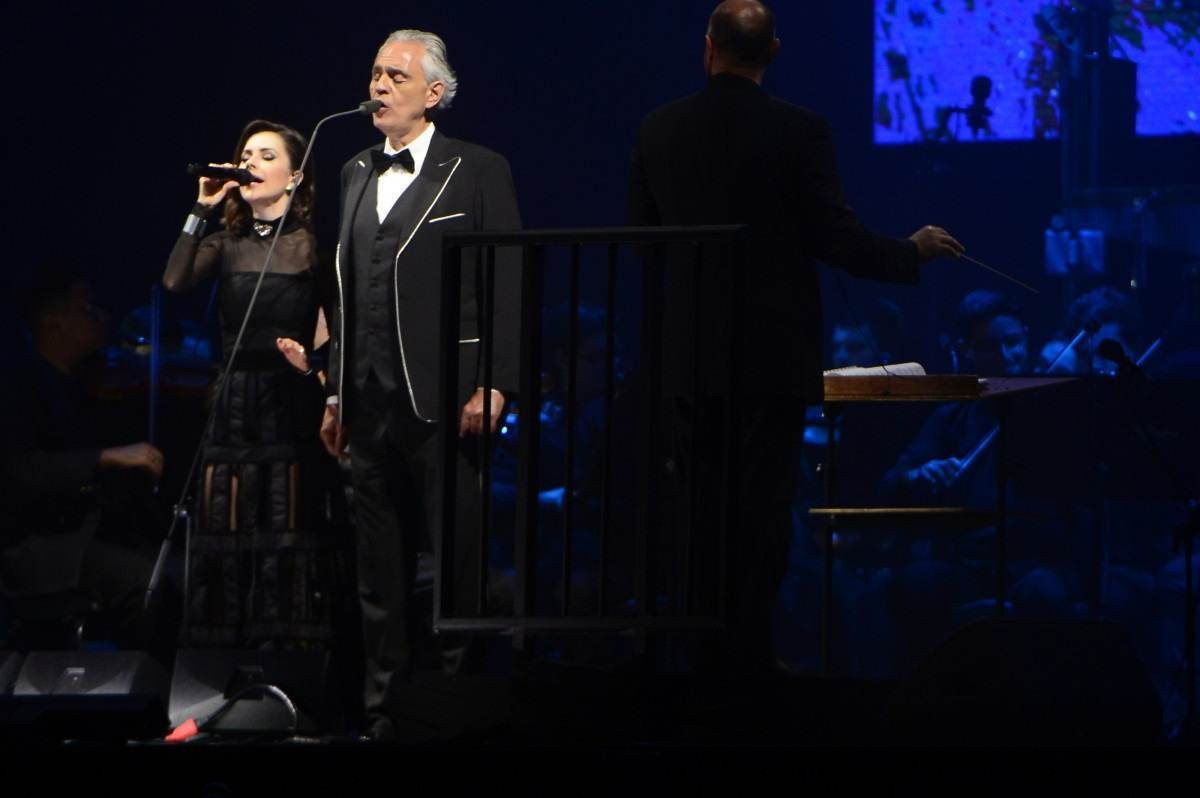 Sandy fez um belo dueto com Bocelli em Vivo per Lei