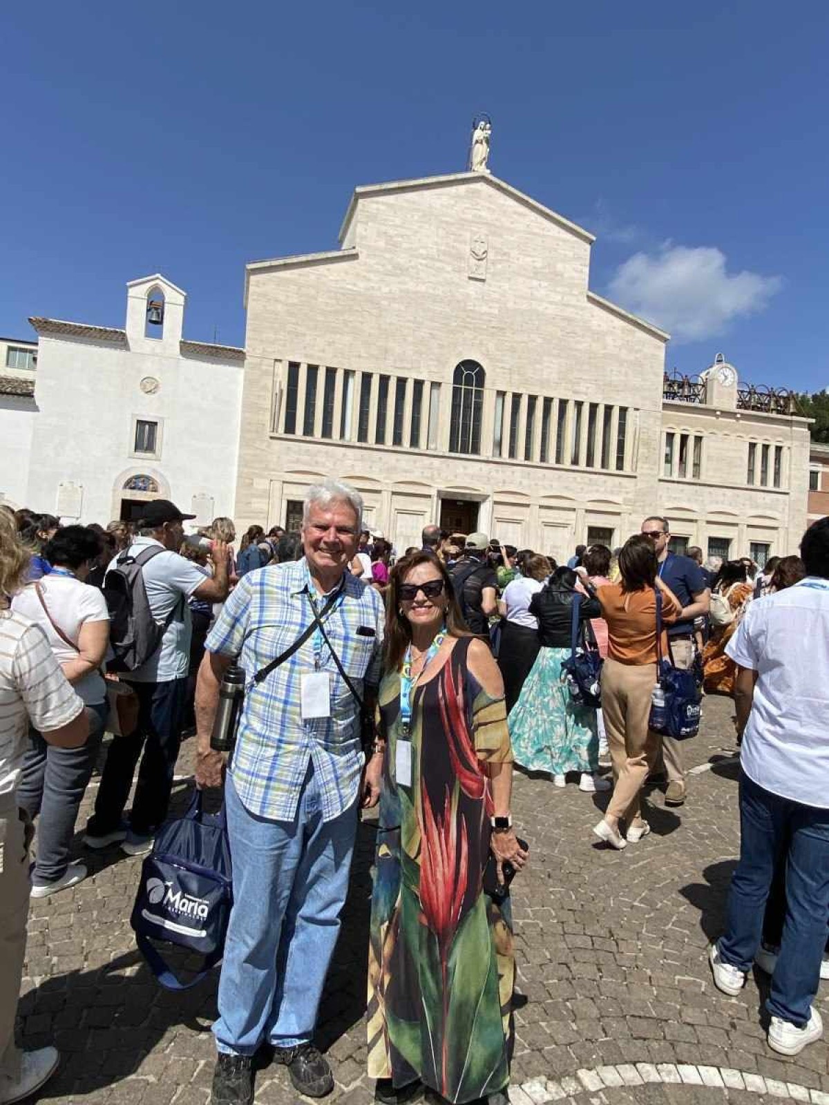 O casal de Brasília Maria José Queiroz e Afonso Celso celebraram 50 anos de casados em peregrinação pela Itália