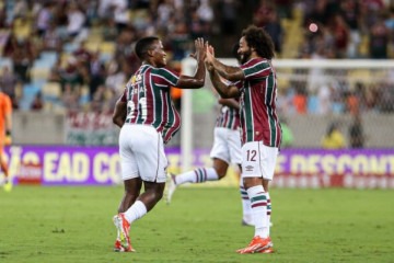 Árias recebe os cuimprimentos de Marcelo após fazer um gol para o Fluminense sobre o Sampaio  -  (crédito: Foto: Lucas Merçon e Marcelo Gonçalves/Fluminense FC)