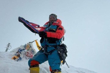Kami superou os 8.849m do Everest e chegou ao topo do mundo pela 30ª vez, batendo novamente o próprio recorde -  (crédito: Divulgação)