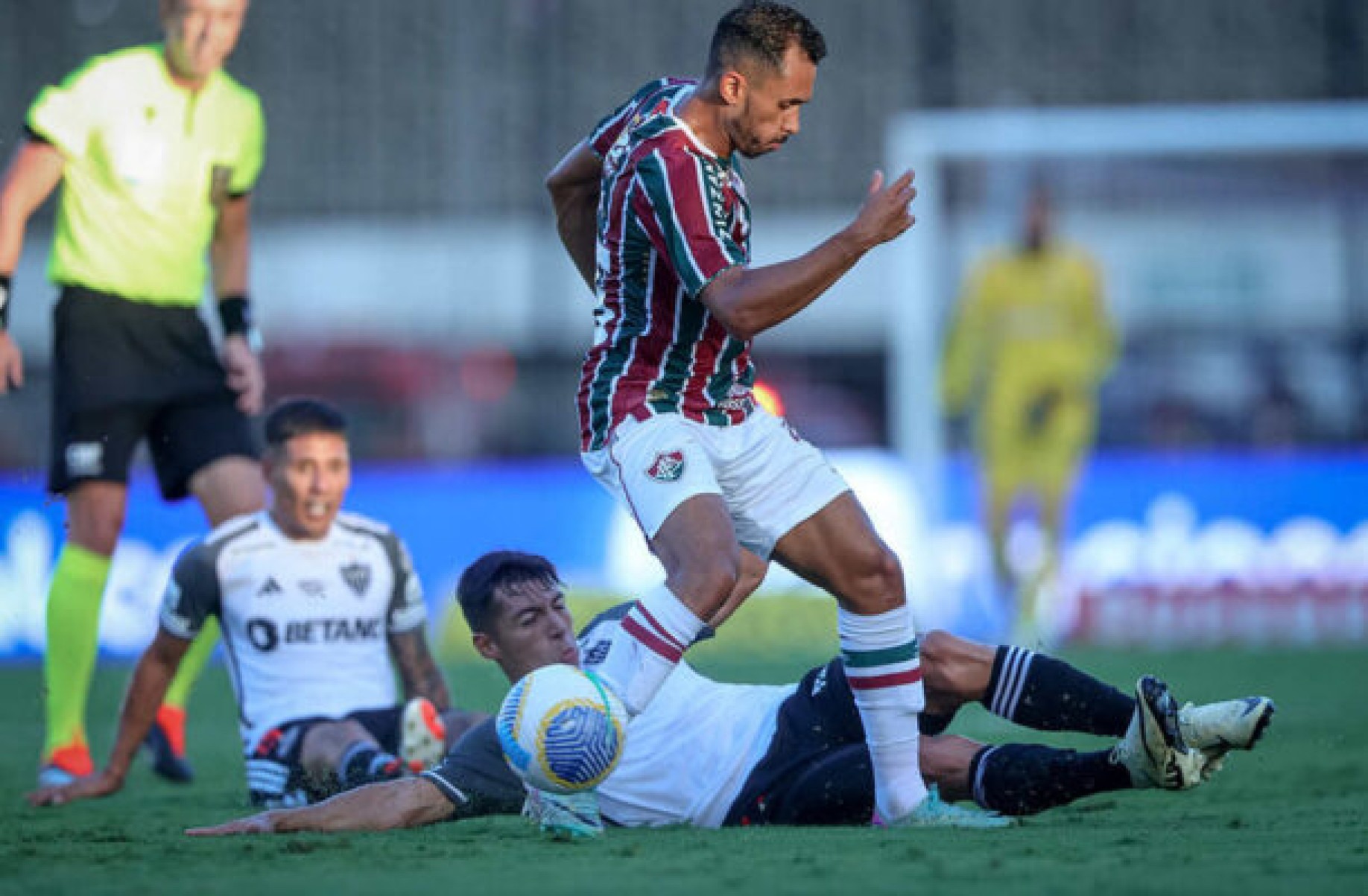 Lima é cortado pelo Fluminense para jogo contra o Sampaio Corrêa