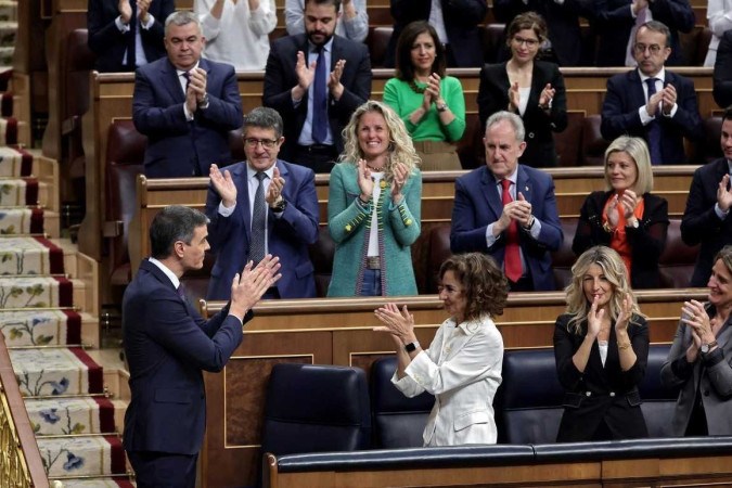 O primeiro-ministro espanhol, Pedro Sánchez, é aplaudido por parlamentares após o anúncio sobre a Palestina, no Congresso dos Deputados, em Madri  -  (crédito: Thomas Coex/AFP)