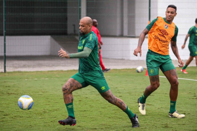 Felipe Melo com o livro sobre a conquista da Libertadores pelo Fluminense -  (crédito:  MARCELO GONCALVES / FLUMINENSE)