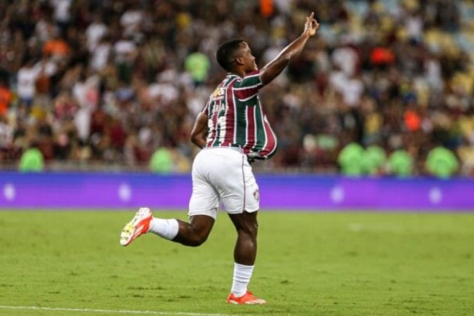 Arias festeja seu gol com a bola na barriga, na expectativa pelo seu primeiro filho  -  (crédito:  Foto: Marcelo Gonçalves/Fluminense  )