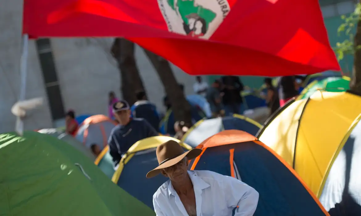 Projeto aprovado na Câmara criminaliza luta por terra, critica MST -  (crédito: EBC)