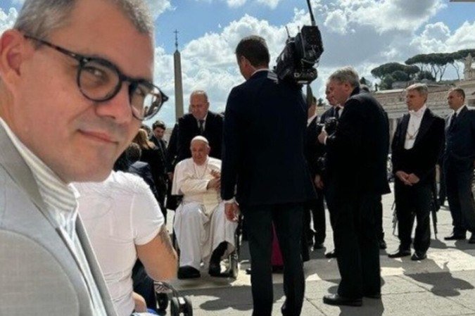 Juliano Cazarré com Papa Francisco - (crédito: Reprodução @leticiacazarre) Juliano Cazarré com Papa Francisco - (crédito: Reprodução @leticiacazarre)