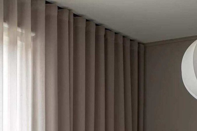 Cortinas, com forro blackout por baixo, de tecidos mais leves, como linho ou voil, são uma ótima opção para bloquear a luz externa