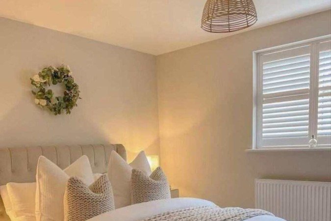 Mantas, almofadas com tramas e travesseiros confortáveis deixam a cama mais convidativa e melhoram o sono