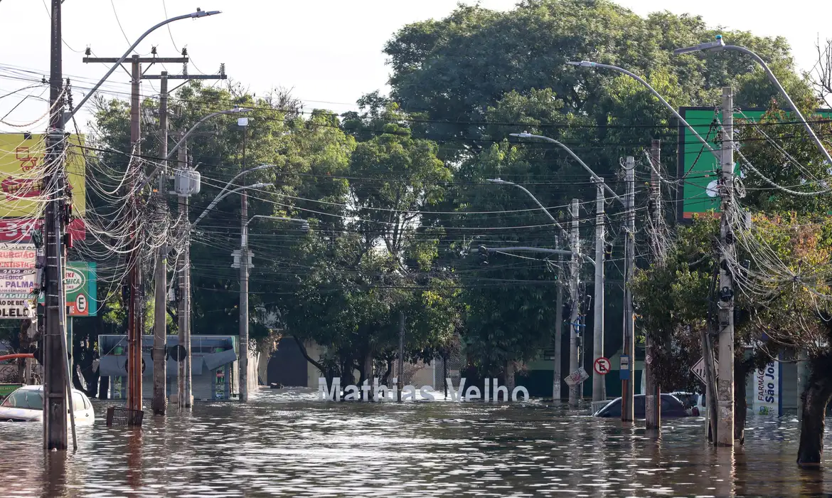 Defesa Civil alerta para volumes altos de chuva no RS             -  (crédito: EBC)