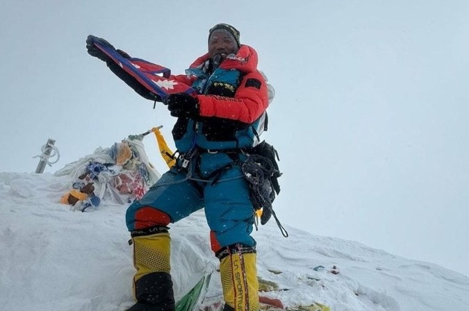 Kami superou os 8.849m do Everest e chegou ao topo do mundo pela 30ª vez, batendo novamente o próprio recorde -  (crédito: Divulgação)