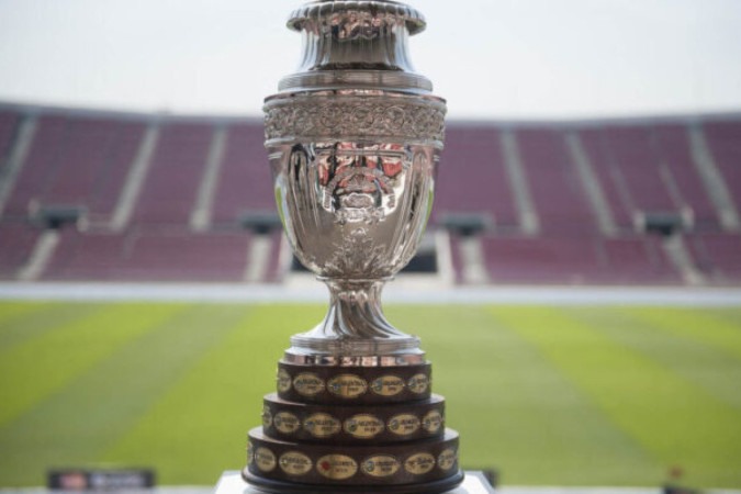  The trophy of the Copa America Chile 2015 is seen at the National Stadium of Chile during the opening ceremony of the Trophy Tour in Santiago on January 14, 2015. The Trophy Tour will visit the 11 cities where the Copa America will take place. AFP PHOTO/Vladimir Rodas (Photo by VLADIMIR RODAS / AFP)
     -  (crédito:  AFP via Getty Images)