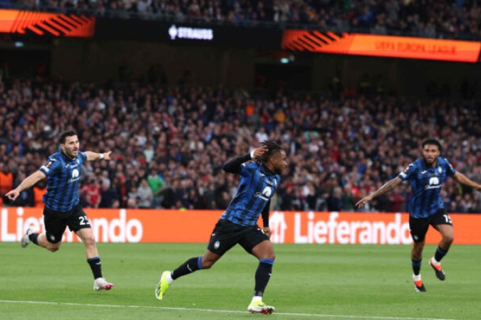  Atalanta's Nigerian forward #11 Ademola Lookman (C) celebrates scoring his team's first goal during the UEFA Europa League final football match between Atalanta and Bayer Leverkusen at the Dublin Arena stadium, in Dublin, on May 22, 2024. (Photo by Adrian DENNIS / AFP)
     -  (crédito:  AFP via Getty Images)