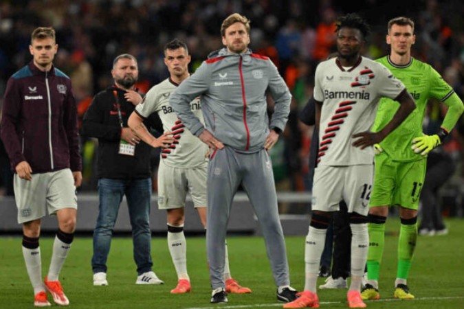 Bayer Leverkusen's players react to their defeat on the pitch after the UEFA Europa League final football match between Atalanta and Bayer Leverkusen at the Dublin Arena stadium, in Dublin, on May 22, 2024. Atalanta won the game 3-0. (Photo by Glyn KIRK / AFP) (Photo by GLYN KIRK/AFP via Getty Images)
- (crédito: AFP via Getty Images) Bayer Leverkusen's players react to their defeat on the pitch after the UEFA Europa League final football match between Atalanta and Bayer Leverkusen at the Dublin Arena stadium, in Dublin, on May 22, 2024. Atalanta won the game 3-0. (Photo by Glyn KIRK / AFP) (Photo by GLYN KIRK/AFP via Getty Images)
- (crédito: AFP via Getty Images)