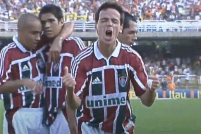 Fernando Diniz em ação com a camisa do Fluminense em 2002 -  (crédito:  - Foto: Reprodução de TV)