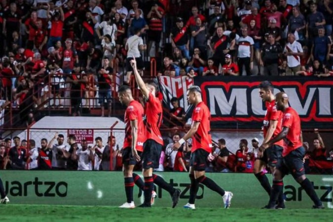 Jogadores do Dragão comemoram um dos gols no triunfo sobre o Brusque -  (crédito: Foto: Ingryd Oliveira /Atlético-GO)