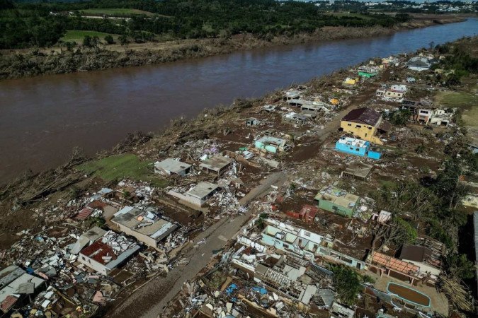 Vista aérea de Arroio do Meio após as enchentes devastadoras que atingiram a região do estado do Rio Grande do Sul, Brasil, tirada em 15 de maio de 2024       -  (crédito: NELSON ALMEIDA / AFP)
