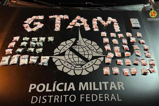 Agentes do GTAM ALFA, do Batalhão de ROTAM, apreenderam 90 porções de cocaína em ponto de vendas de drogas no Riacho Fundo 1 -  (crédito: PMDF)