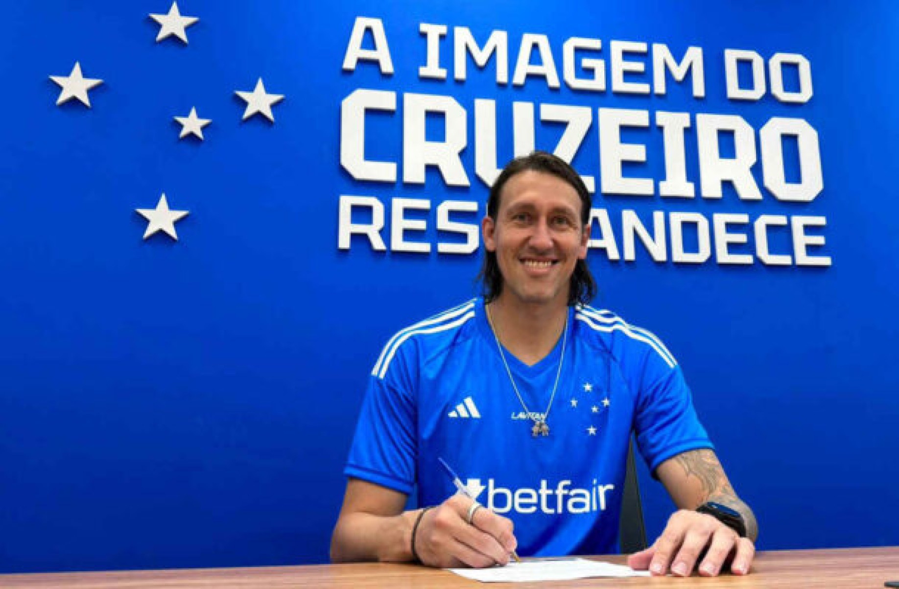 Cássio assina contrato com o Cruzeiro até junho de 2027