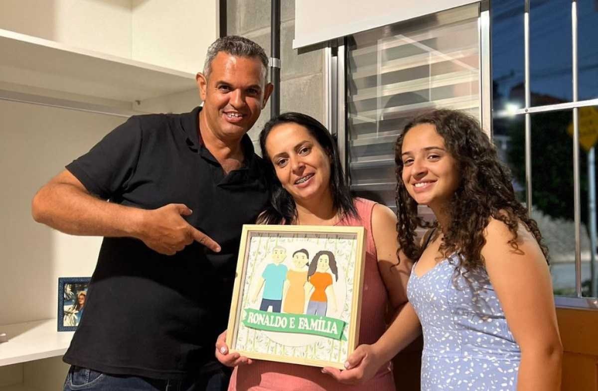 O motorista Ronaldo Rodrigues Maciel com a esposa Sandra Bezerra de Araújo e a filha Júlia de Araújo Maciel. 