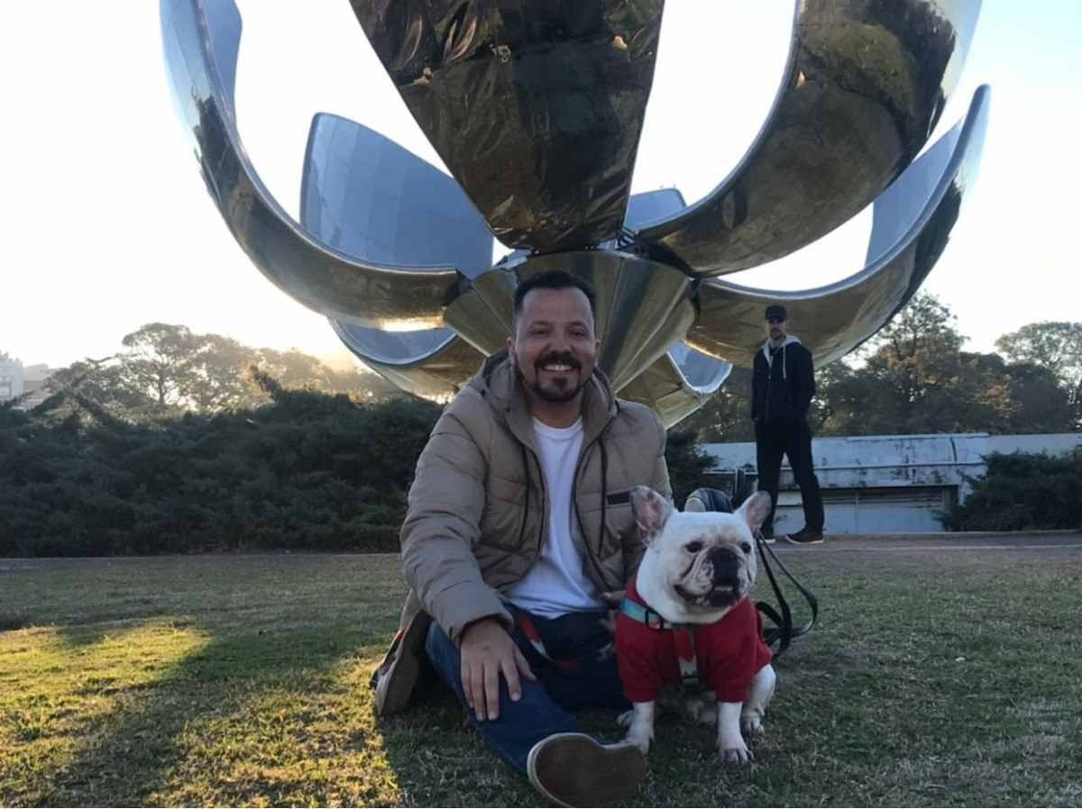  Thyago acompanhado do seu pet, Zeca, um buldogue francês