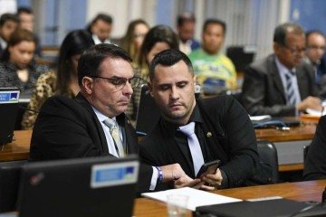 Flávio Bolsonaro e Cleitinho Azevedo -  (crédito: SENADO/REPRODUÇÃO)