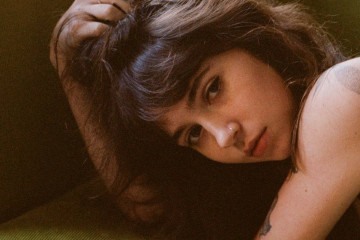 Clairo lança novo single e anuncia o álbum ‘Charm’