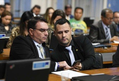 Flávio Bolsonaro e Cleitinho Azevedo -  (crédito: SENADO/REPRODUÇÃO)