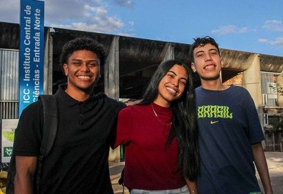 Samuel Felipe (E), cursa administração; Suellen Cavalcante, faz engenharia de redes; e Brunno Diniz estuda engenharia aeroespacial -  (crédito: Kayo Magalhães/CB/D.A Press)