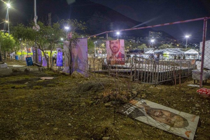  Local em que ocorria o comício no México ficou depredado. Centenas de pessoas presentes saíram correndo para se proteger  -  (crédito: Julio Cesar AGUILAR / AFP)