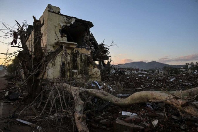  View of a destroyed house after flooding in Arroio do Meio, Rio Grande do Sul State, Brazil, taken on May 22, 2024. More than 600,000 people have been displaced by the heavy rain, flooding and mudslides that have ravaged the south of the state of Rio Grande do Sul for around two weeks. (Photo by Nelson ALMEIDA / AFP)
      Caption  -  (crédito: Nelson ALMEIDA / AFP)