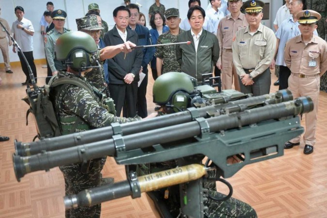 Lai Ching-te (C) observa o sistema de defesa aérea, enquanto visita tropas em Taoyuan, noroeste de Taiwan