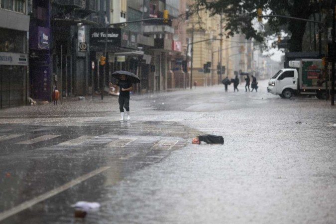 De acordo com o Inmet, todo o Rio Grande do Sul se localiza em área de perigo de tempestades -  (crédito: Anselmo Cunha / AFP)