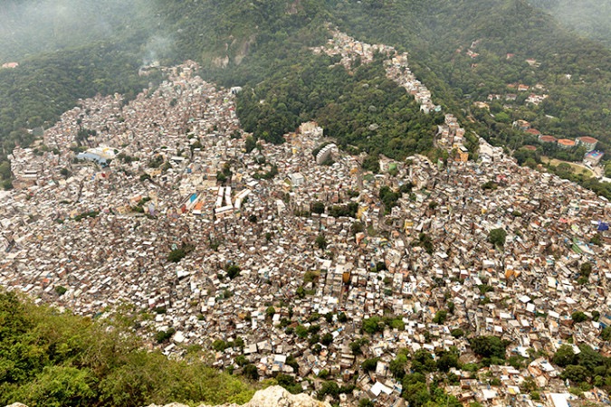 Segundo dados do IBGE, o Brasil tem cerca de 11.400 favelas, onde vivem aproximadamente 16 milhões de pessoas -  (crédito: Diego Baravelli - Wikimédia Commons)