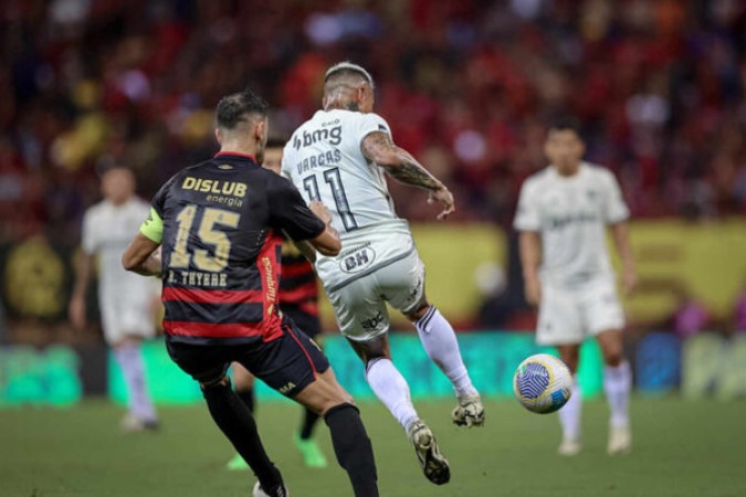 Lance com Vargas foi anulado no meio campo  -  (crédito: Foto: Pedro Souza/Atlético)