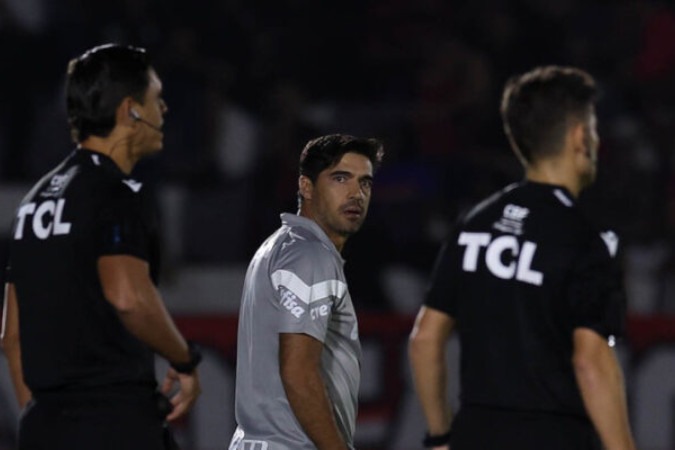 Abel Ferreira em ação durante o empate do Botafogo com o Palmeiras. Na coletiva, ele explicou a treta envolvendo ele e um suposto acordo com o Al Sadd -  (crédito:  Foto:  Cesar Greco/Palmeiras)