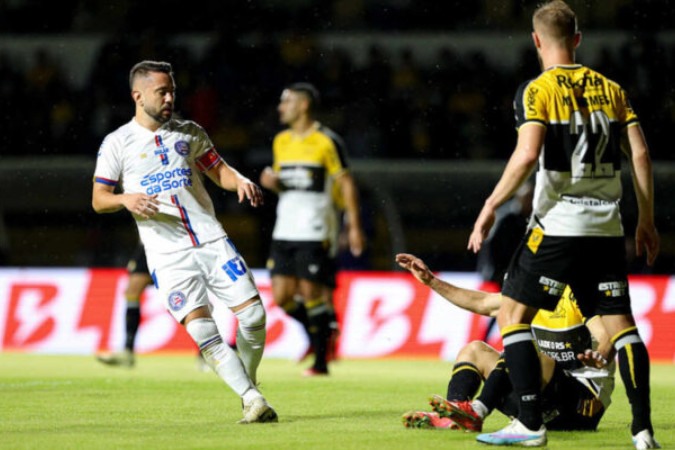 Jogadores de Criciúma e Bahia em disputa de bola na terceira fase da Copa do Brasil - Foto: Tiago Caldas -  (crédito: Tiago Caldas)