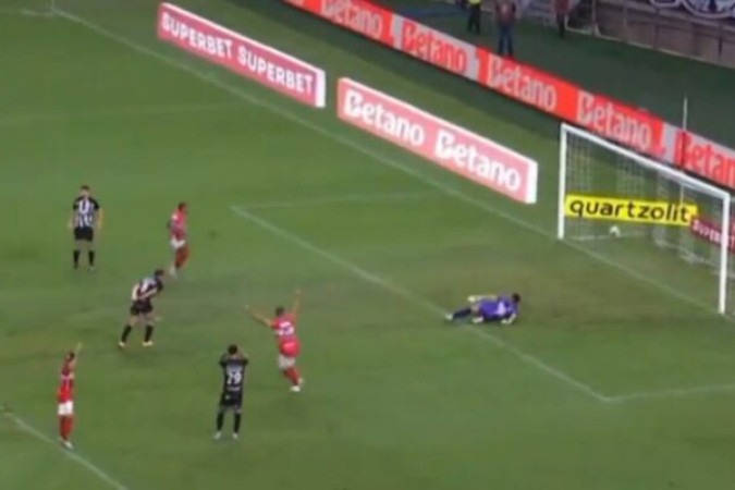 Gegê (fora da imagem) chuta e faz o gol do CRB no duelo com o Ceará  -  (crédito: Foto: Reprodução de TV)