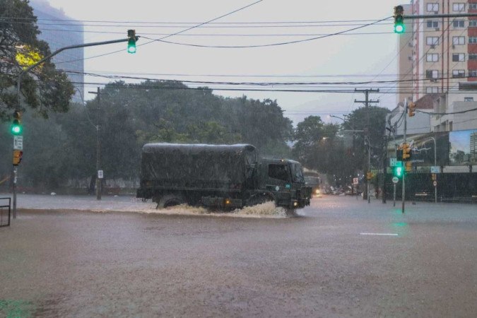 Caminhão do Exército percorre as ruas alagadas de Porto Alegre em busca de pessoas em situação de emergência. Águas avançaram rapidamente -  (crédito: Rafa Neddermeyer/Agência Brasil)