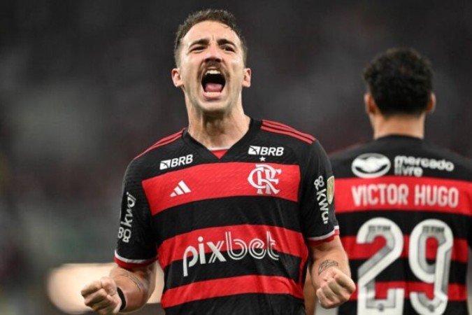 Léo Ortiz em campo pelo Flamengo -  (crédito: Foto: Mauro Pimentel/AFP via Getty Images)