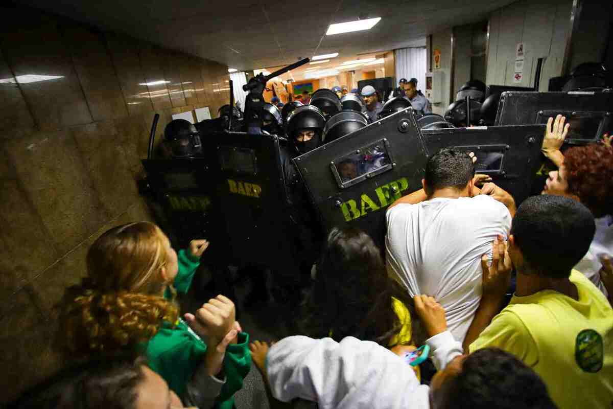 Manifestação na Alesp teve abordagem policial e oito estudantes foram detidos -  (crédito: Lucas Martins/Gabinete Eduardo Suplicy)