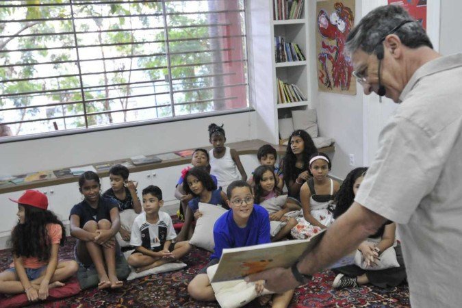 O escritor João Bosco Bezerra Bonfim lê obras em voz alta, como parte do projeto - (crédito: Minervino Júnior/CB/D.A.Press) O escritor João Bosco Bezerra Bonfim lê obras em voz alta, como parte do projeto - (crédito: Minervino Júnior/CB/D.A.Press)