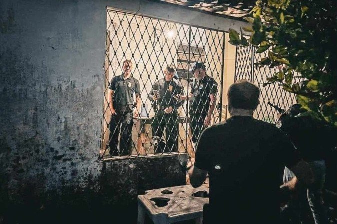 Operação realizada ontem visou 15 encarcerados em presídio pernambucano. Investigação envolveu policiais do DF e de três estados - (crédito: PCDF) Operação realizada ontem visou 15 encarcerados em presídio pernambucano. Investigação envolveu policiais do DF e de três estados - (crédito: PCDF)
