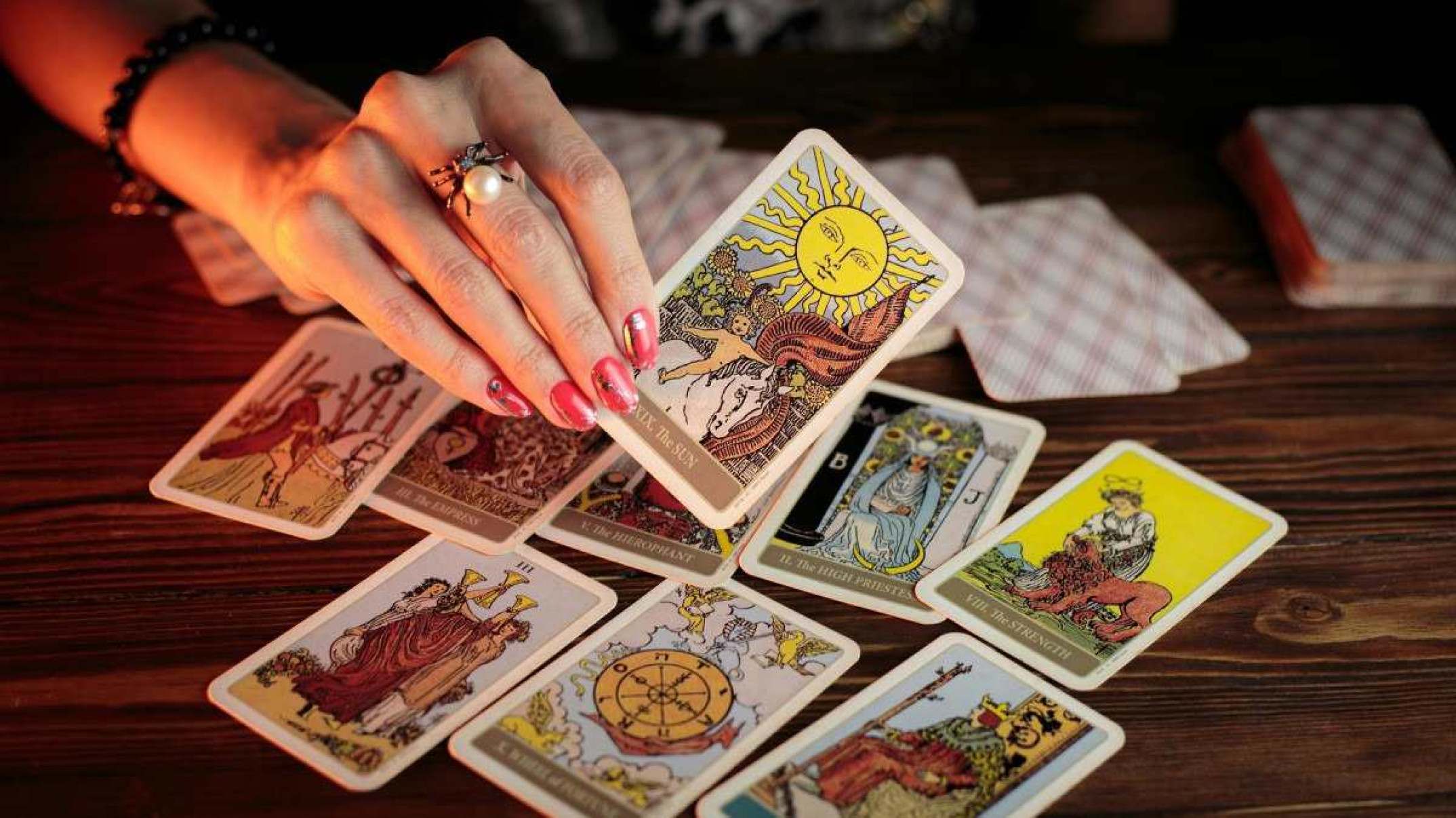 Dia do Tarô: entenda funcionamento das cartas e relação com astrologia