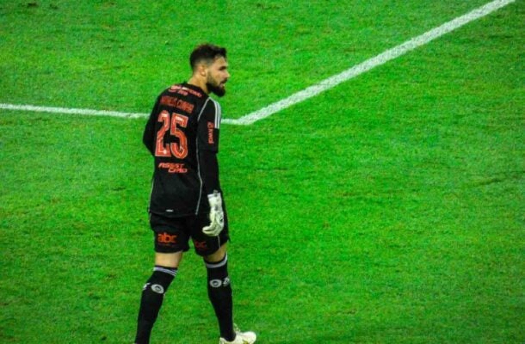 Com apenas um gol sofrido no ano, Matheus Cunha recebe elogios por atuação em Manaus