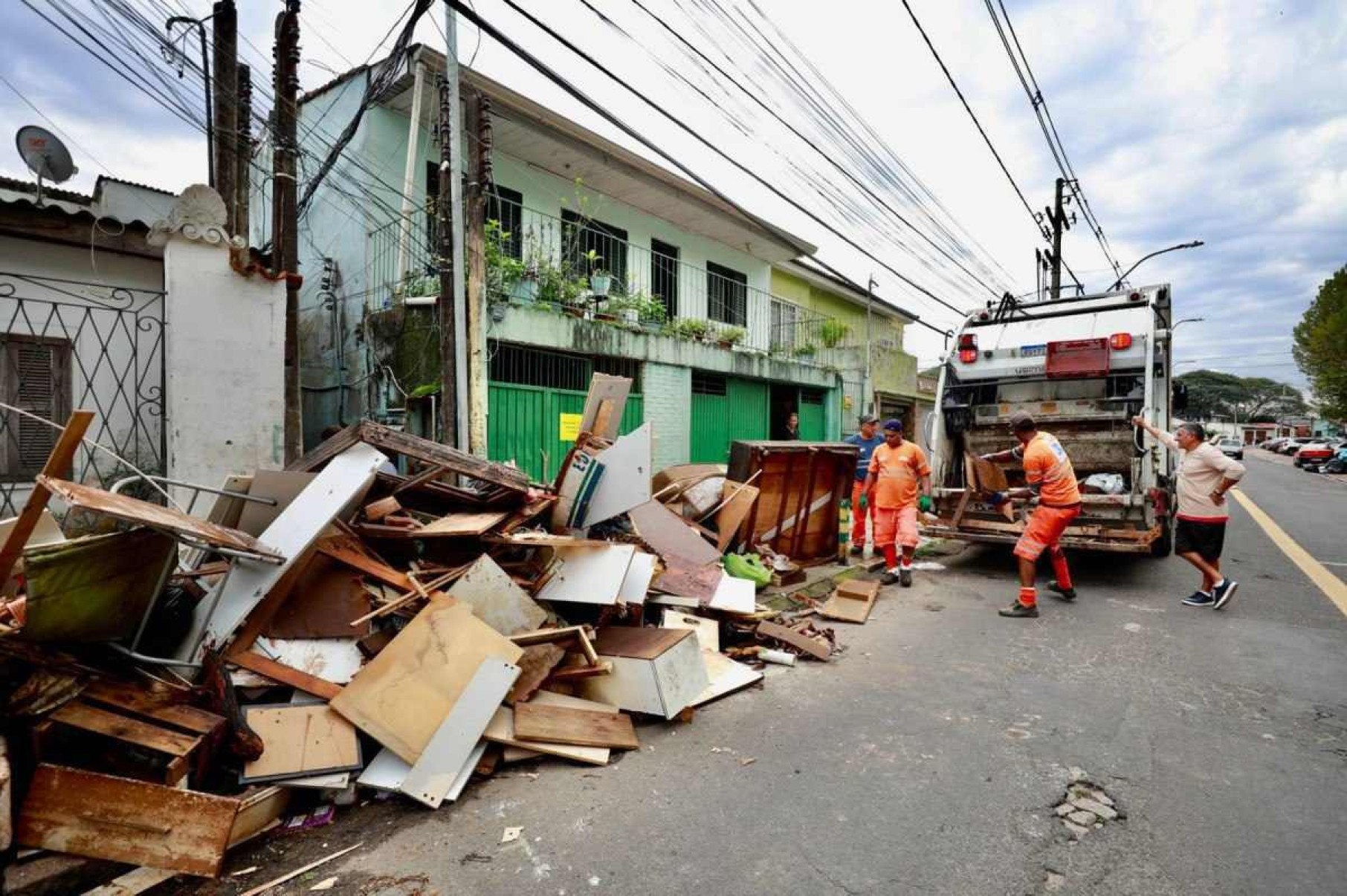 Equipes de limpeza retiram mais de 4 mil toneladas de lixo da capital gaúcha