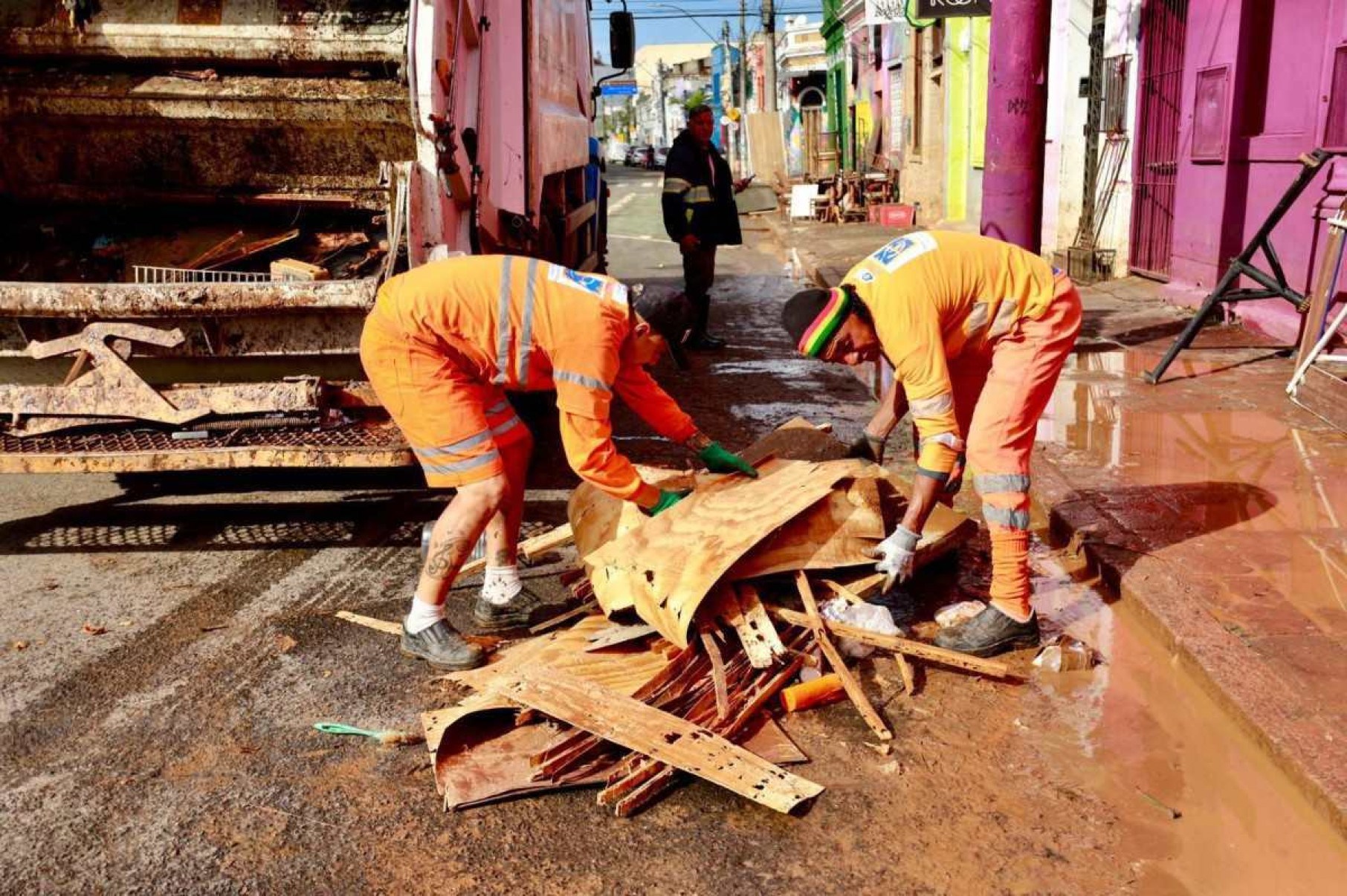 Equipes de limpeza retiram mais de 4 mil toneladas de lixo da capital gaúcha