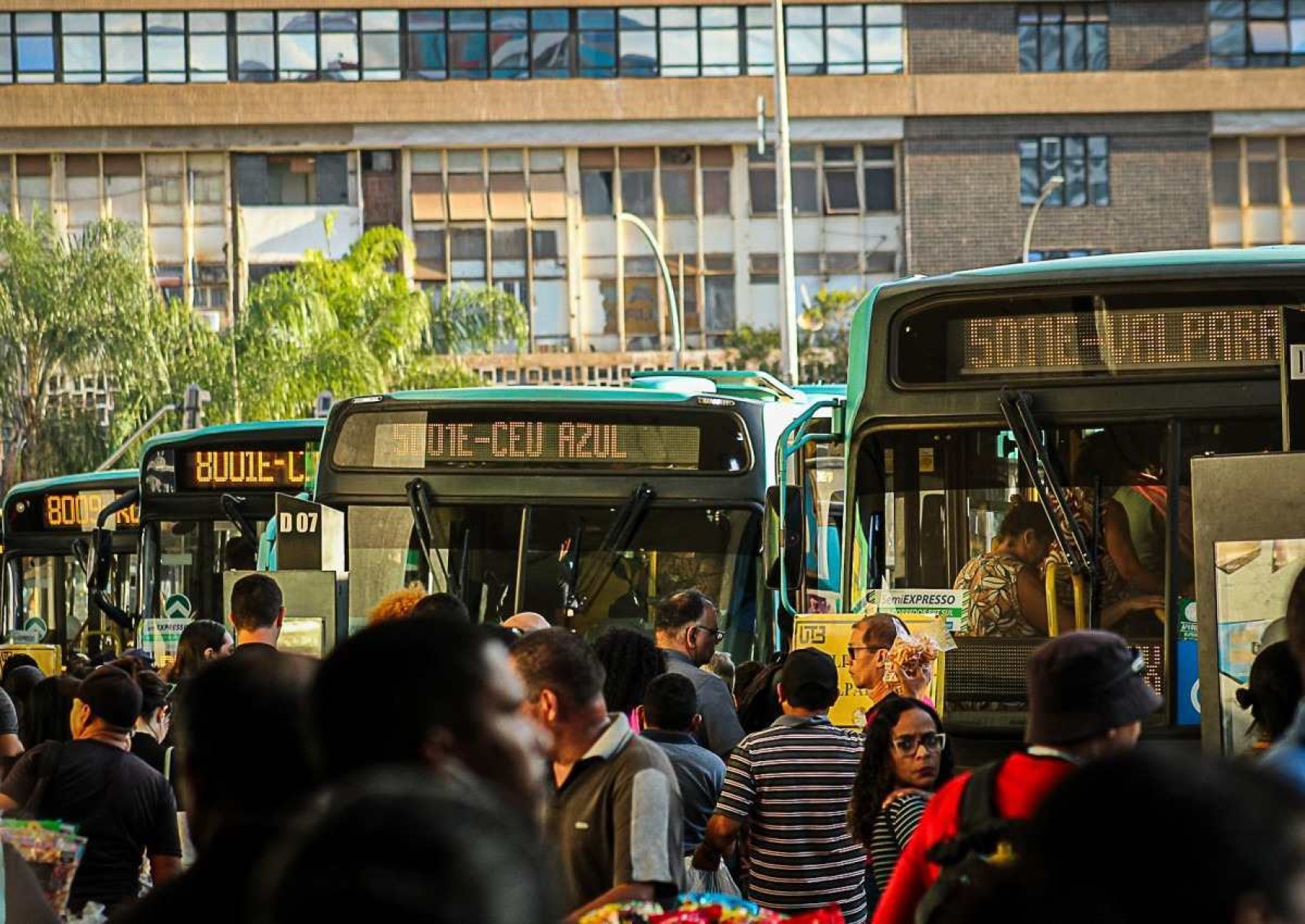 Ônibus perdem passageiros para carro, moto e app, mostra pesquisa