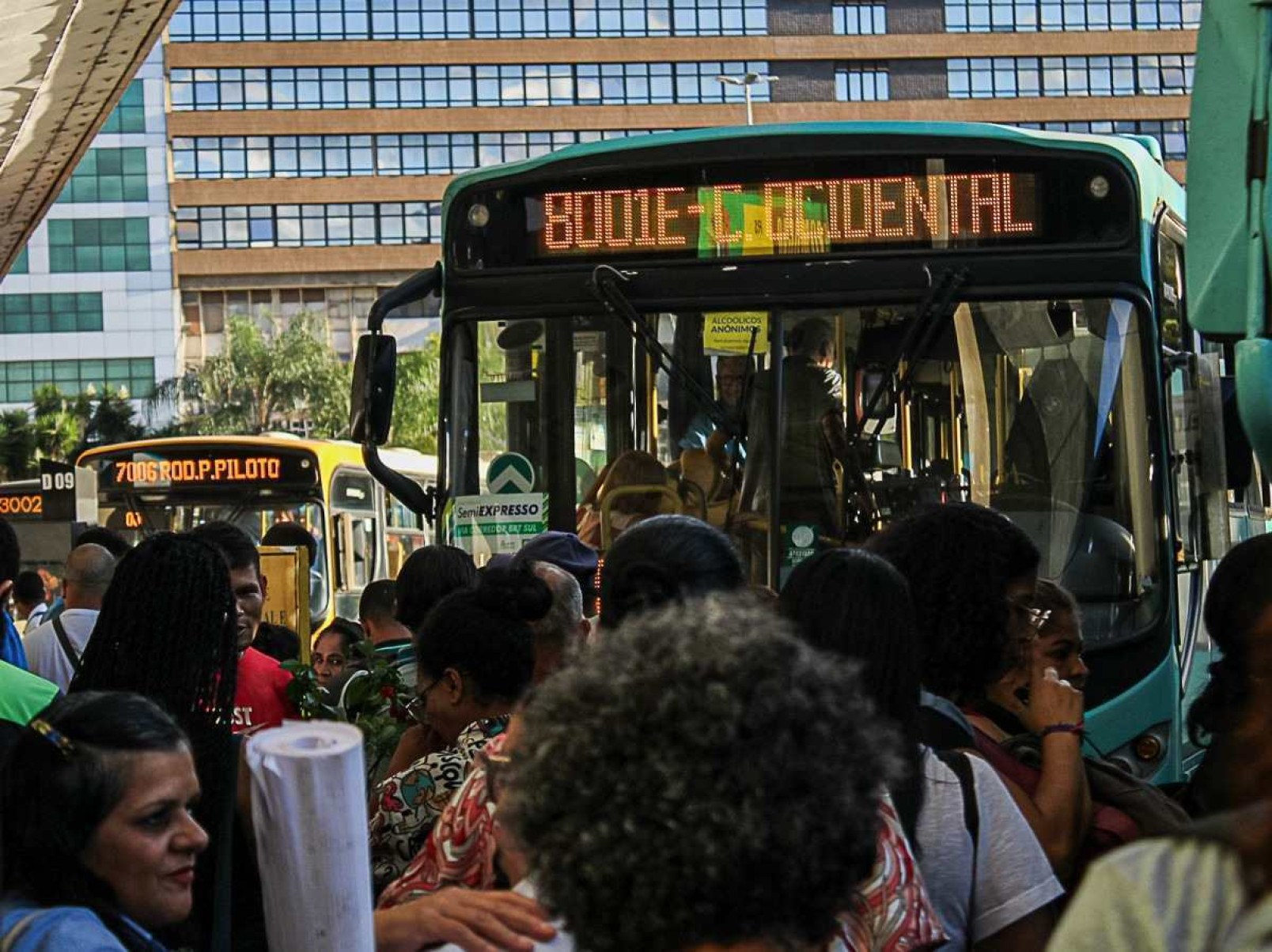 Passageiros sofrem com ônibus velhos no Entorno do DF
